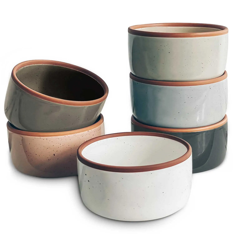 Ceramiczne ramekiny ustawiają małe piekarniki Bezpieczne naczynia do pieczenia kubki