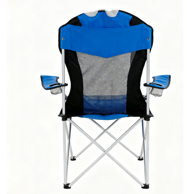 Składane krzesło kempingowe z napojem termicznym i piwem na świeżym powietrzu